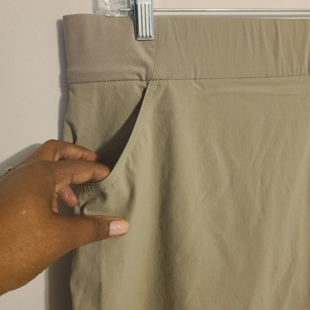 Columbia | Women's Tan/Green Anytime Casual Skorts (Size Large)